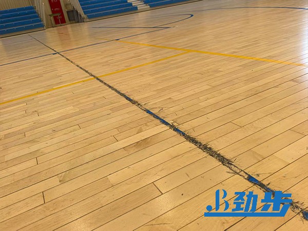 篮球馆地板滑