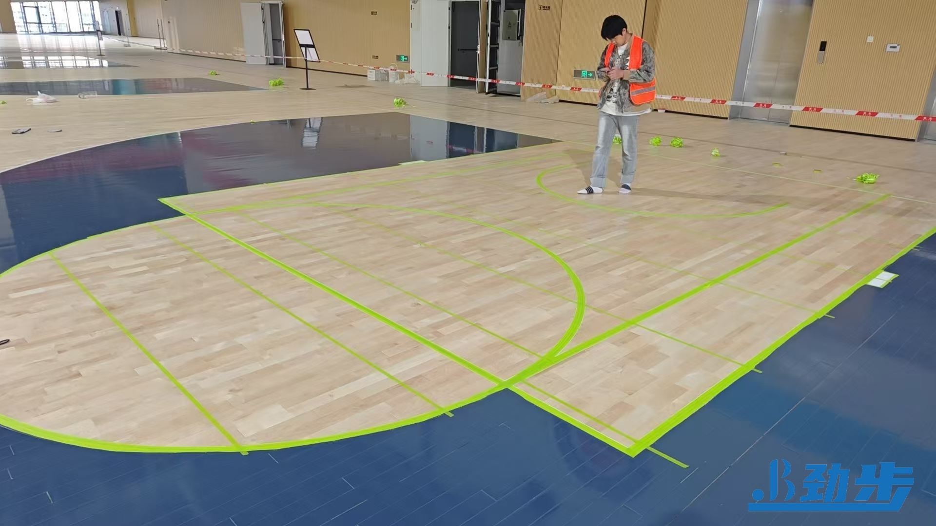 篮球馆木地板太滑