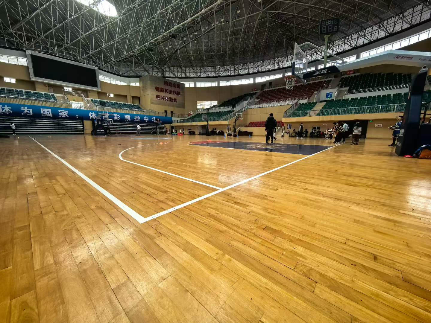 篮球馆木地板翻新