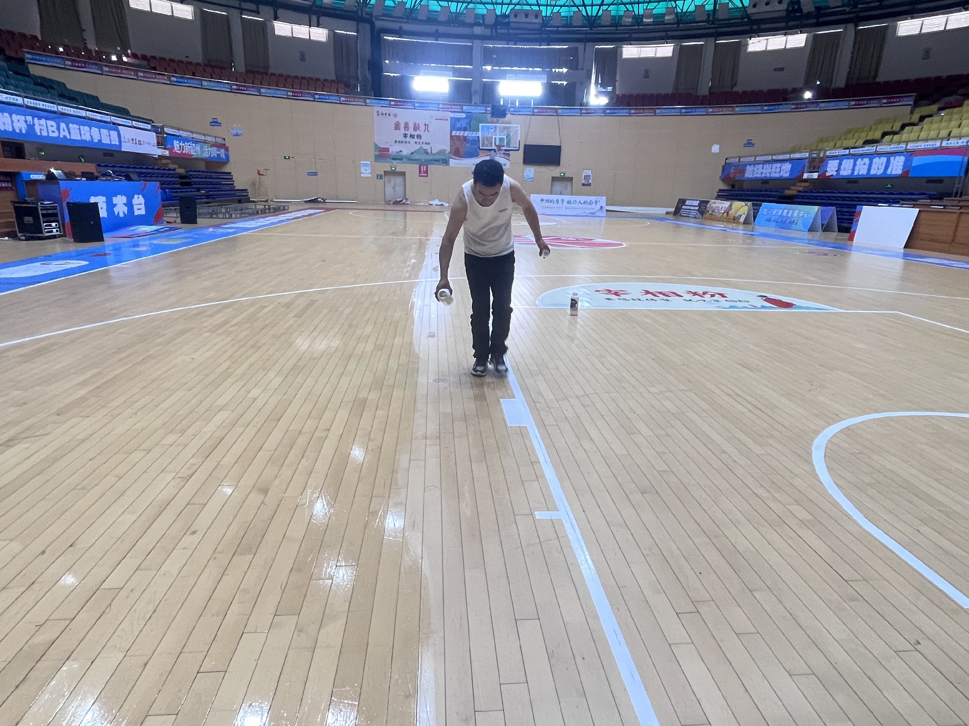 篮球馆地板翻新