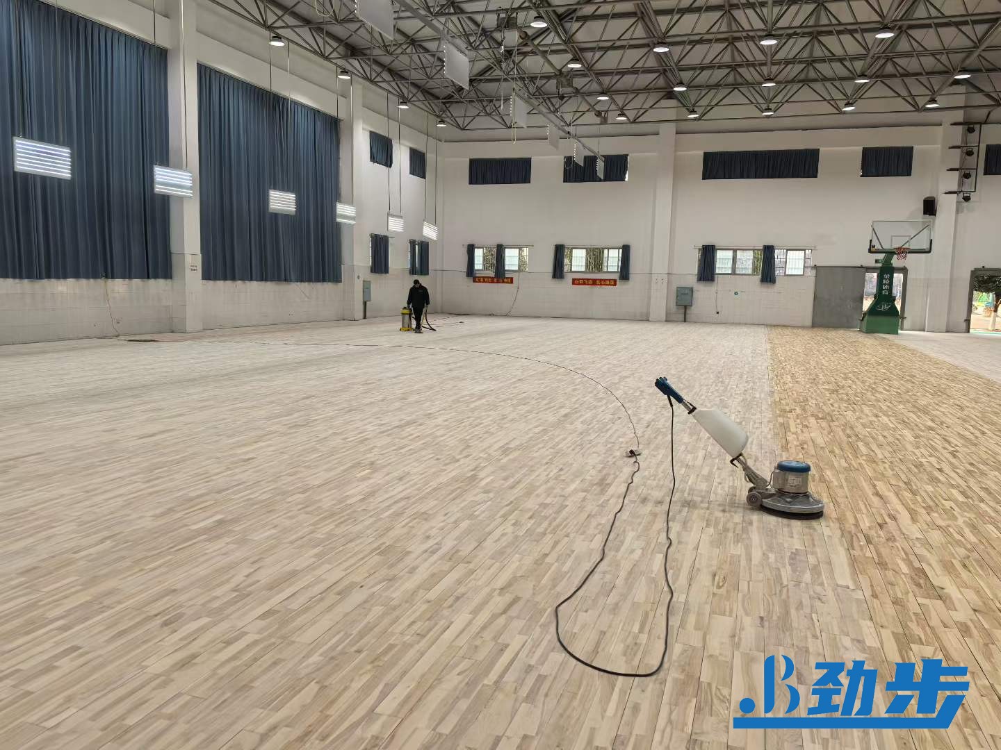 篮球馆木地板太滑怎么处理