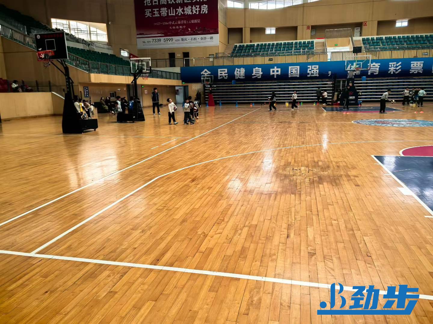 篮球馆地板翻新