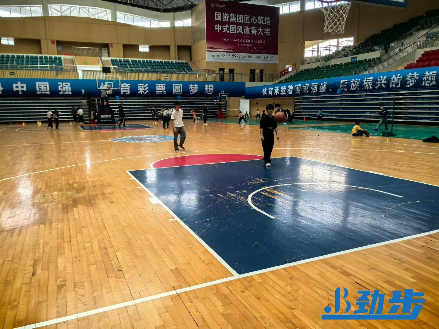 篮球馆地板翻新